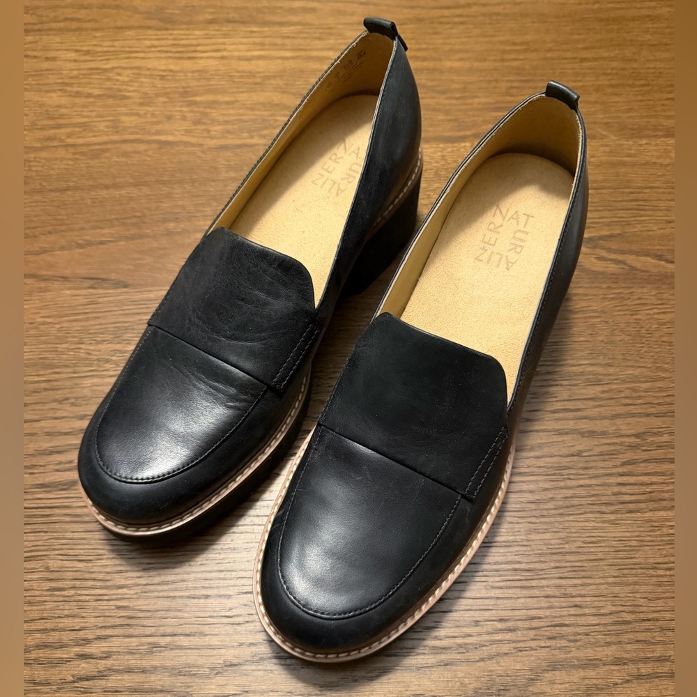 Never Worn Naturalizer Darry Loafers Black Leather Women’s Slip-On with Tan Welt